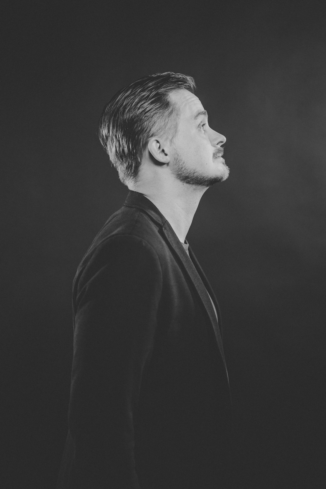 Markus Hav in profile, looking up