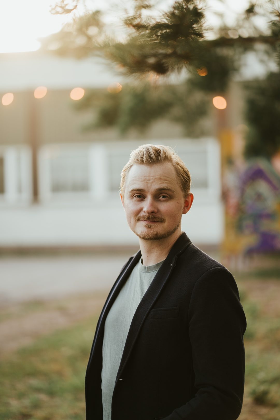 Markus Hav, warm outdoor portrait at golden hour